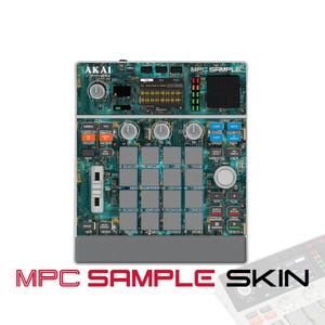 以下が含まれることがあります： ティールカラーの回路基板パターンが施されたAkai Professional MPC Sample音楽制作コントローラー。中央には16個の正方形パッドのグリッド、デジタルディスプレイ画面、複数の回転ノブ、垂直フェーダー、および様々な機能ボタンが配置されています。右上隅にはMPC SAMPLEの文字が印刷されています。