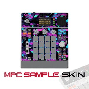 以下が含まれることがあります： Akai Professional MPC Sample音楽制作コントローラー用スキン。紫、青、黒の幾何学模様が鮮やかな抽象的デザイン。中央には16個のグレーのパッドが配置され、各種ノブ、スクリーン、スライダーを備えたインターフェース。