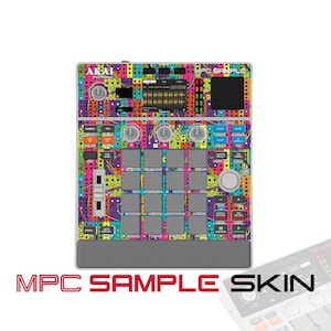 以下が含まれることがあります： Akai Professional MPC Sampleの音楽制作コントローラー。モジュラーシンセサイザー風の鮮やかなマルチカラーのスキンが施されています。中央には16個の正方形パッドのグリッド、デジタルディスプレイ画面、回転ノブ、スライダーが配置されています。