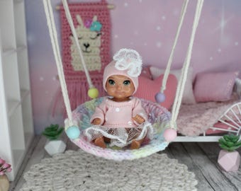 Columpio de ganchillo hecho a mano para muñecas de bebé a escala 1/6.