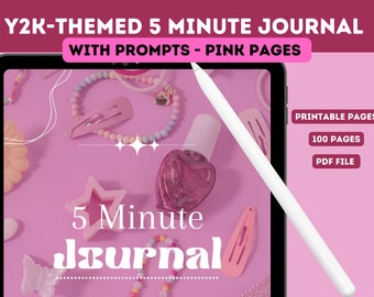 Può includere: Uno schermo di tablet digitale rosa che mostra un diario stampabile di 5 minuti con suggerimenti a tema Y2K. Il diario ha 100 pagine ed è disponibile come file PDF. Lo schermo è circondato da accessori rosa e bianchi, tra cui una forcina a forma di stella, una forcina a forma di farfalla, una forcina a forma di cuore, un braccialetto di perline e una bottiglia di smalto per unghie rosa.