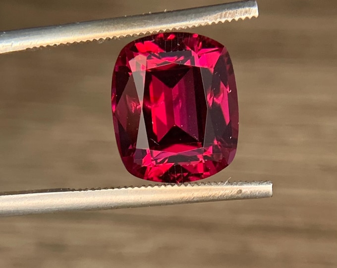 4.20ct Rhodolite Garnet from Tanzania, precision cut + certificate GGTL 9.70x8.15x5.56 mm #2124