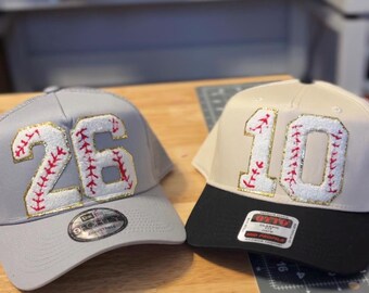 Cappelli con toppa in ciniglia con numero personalizzato - Cappellino da camionista per mamme sportive - Mamma del baseball - Mamma del softball - Mamma del calcio