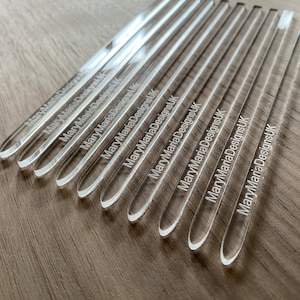 以下が含まれることがあります： 透明なアクリル製の棒が10本セットになっています。各棒には「MaryMaria DesignsUK」という文字が刻印されています。