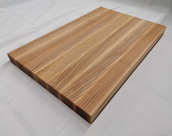 Classico tagliere in legno di frassino con bordi lunghi / Dimensioni personalizzate disponibili - nessun problema / Legno robusto / Fatto a mano / Accattivante