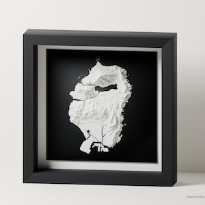 Pode incluir: Uma moldura quadrada preta contendo um mapa em relevo 3D branco de uma ilha com características topográficas detalhadas. O mapa está colocado sobre um fundo preto sólido, destacando a massa de terra branca e as suas cadeias montanhosas.