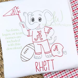 Könnte beinhalten: Weißes T-Shirt mit einem Cartoon-Elefanten in Football-Uniform, der eine Flagge hält. Der Elefant trägt ein rotes Trikot mit dem Buchstaben "A". Ein Football und ein Helm sind ebenfalls enthalten. Der Name "RHETT" steht darunter.