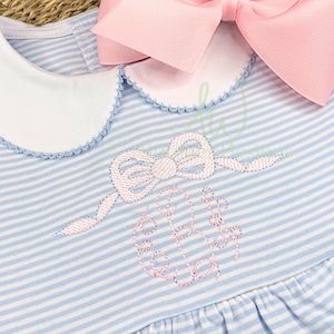 Schleife einfaches Monogramm Rahmen Skizze leichter Füllstich Stickdatei