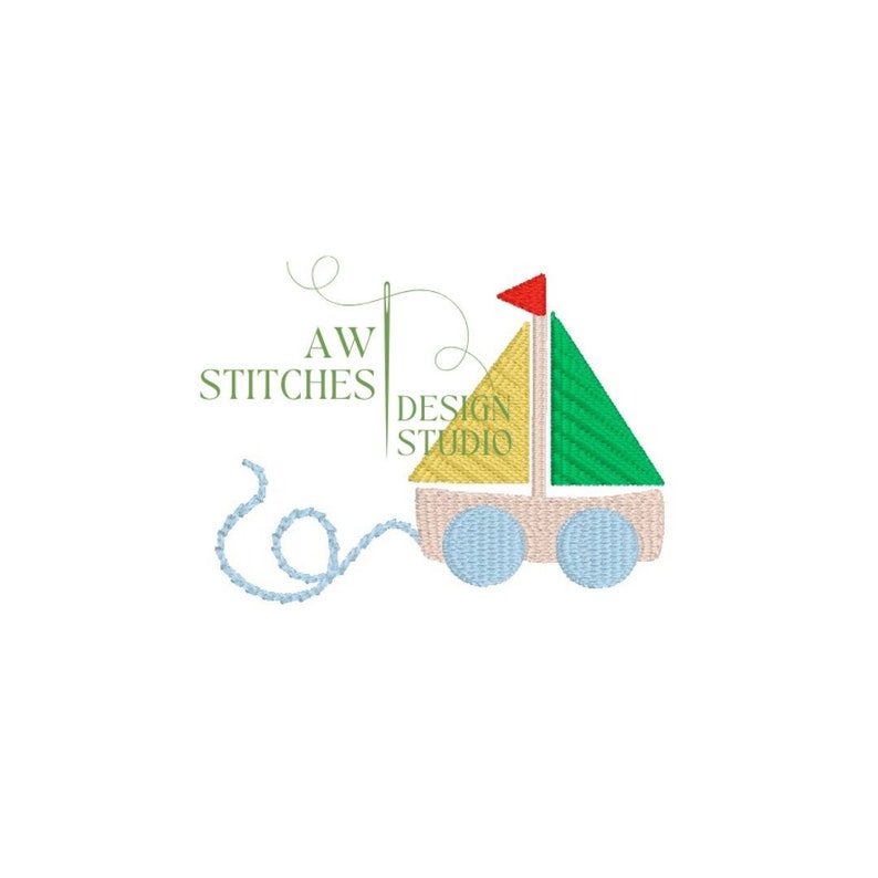 Pu&ograve; includere: Disegno ricamato di una barca a vela giocattolo con una bandiera rossa, vele gialle e verdi e ruote blu. La barca a vela &egrave; su una linea ondulata blu, che rappresenta l'acqua. Il testo "AW STITCHES DESIGN STUDIO" &egrave; anche ricamato sull'immagine.