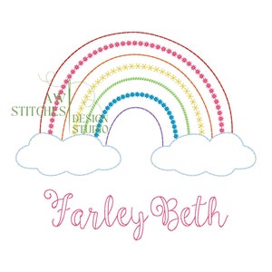 Pode incluir: Arco-íris bordado com nuvens e o nome "Farley Beth" embaixo. O arco-íris é composto por seis cores diferentes: vermelho, laranja, amarelo, verde, azul e roxo. Cada cor é contornada por uma fileira de pequenas estrelas.
