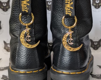 Guldfärgade månstövelberlocker