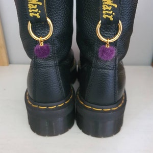 Handgemachte farblich sortierte Pom Pom Boot Charms
