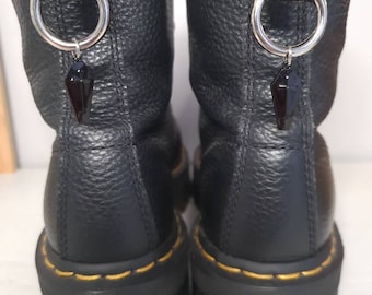 Schwarze Sargstiefel Charms