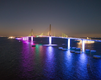 Impression sur toile Sunshine Skyway Bridge : oeuvre d'art murale nuit à longue exposition à Tampa Bay
