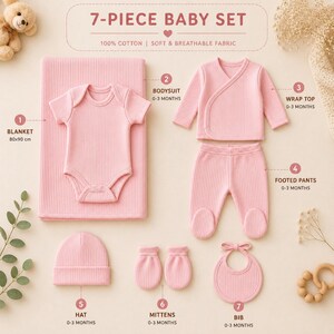 Peut inclure: Ensemble bébé 7 pièces rose clair, comprenant une couverture (80x90 cm), un body, un haut cache-cœur, un pantalon à pieds, un bonnet, des moufles et un bavoir. L'ensemble est en 100% coton, pour les 0-3 mois.