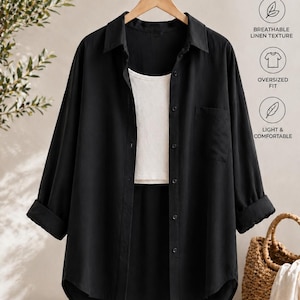 Könnte beinhalten: Ein schwarzes, langärmeliges Hemd mit Knopfleiste über einem weißen, gerippten Tanktop. Das Hemd hat einen Kragen, eine Brusttasche und umgeschlagene Ärmel. Der Text rechts lautet: BREATHABLE LINEN TEXTURE, OVERSIZED FIT, LIGHT & COMFORTABLE.