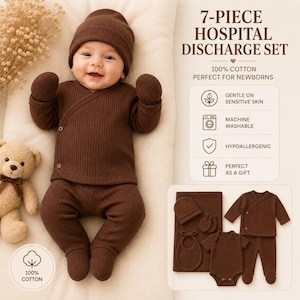 Peut inclure: Un nouveau-né portant un ensemble de sortie d'hôpital marron de 7 pièces, comprenant un bonnet, des moufles, un haut enveloppant, un pantalon, un bavoir et un body. L'ensemble est en 100% coton. Le texte dit "Parfait pour les nouveau-nés".