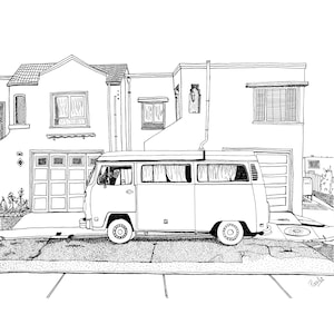 Pode incluir: Um desenho a preto e branco de uma carrinha vintage estacionada em frente a uma casa. A carrinha tem um tejadilho arredondado e um pára-brisas grande. A casa tem uma porta de garagem e janelas. O desenho é feito num estilo simples.