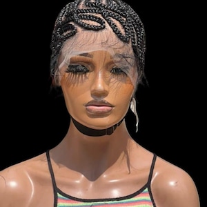 Puede incluir: Cabeza de maniquí con peluca trenzada. La peluca presenta intrincadas trenzas de maíz y una parte delantera de encaje. El maniquí lleva una camiseta sin mangas a rayas y una gargantilla negra. El fondo es negro.