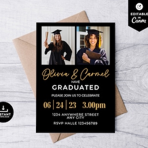 Könnte beinhalten: Schwarze Abschlussanzeige mit goldener Schrift. Die Anzeige zeigt zwei Fotos von Absolventen in Mützen und Roben. Der Text lautet "Olivia & Carmel Haben ihren Abschluss gemacht. Bitte feiern Sie mit uns am 06|24|23 um 15:00 Uhr 1234 Anywhere Street Any City RSVP Halle 123456789"