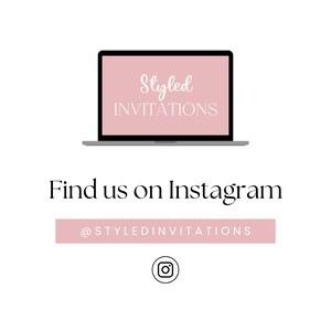 Pu&ograve; includere: Uno schermo di computer portatile con uno sfondo rosa e il testo "Styled Invitations". Il testo sotto il computer portatile dice "Find us on Instagram" con il nome utente "@styledinvitations" e un'icona di Instagram.