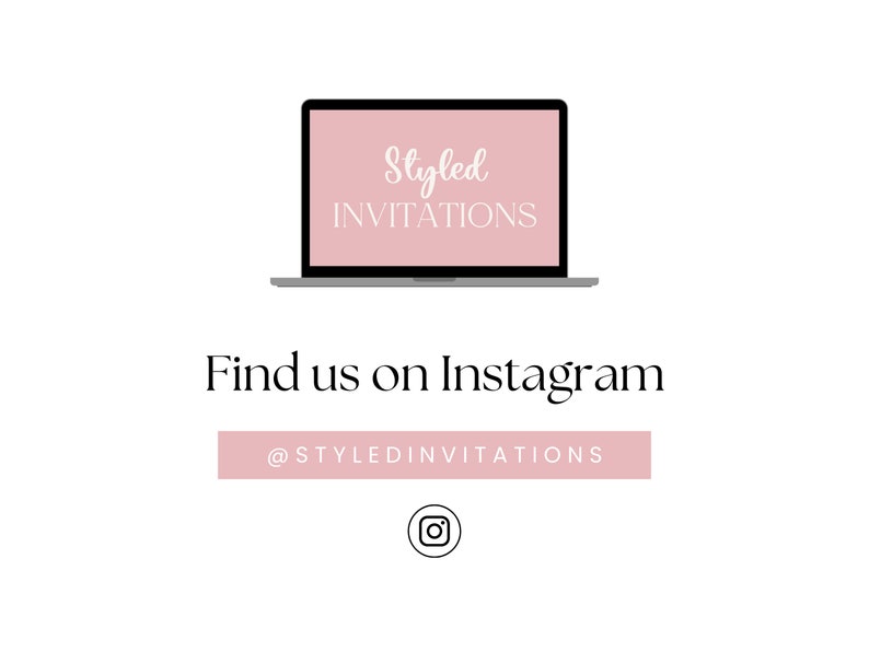 Pu&ograve; includere: Uno schermo di computer portatile con uno sfondo rosa e il testo "Styled Invitations". Il testo sotto il computer portatile dice "Find us on Instagram" con il nome utente "@styledinvitations" e un'icona di Instagram.