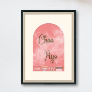Puede incluir: Una ilustración rosa y blanca de una taza de té humeante con el texto "Chaa Piyo" en letras marrones. La ilustración está enmarcada en un marco negro.