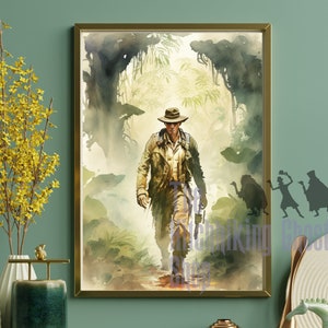 Puede incluir: Una pintura de acuarela de un hombre con un sombrero fedora marrón y una chaqueta caminando por una exuberante jungla verde. El hombre lleva un rifle y tiene una expresión decidida en su rostro.