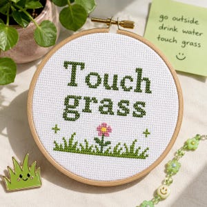 Schema per punto croce "Touch Grass" in PDF — Frase divertente sulla cura di sé, ricamo moderno su telaio, download digitale immediato