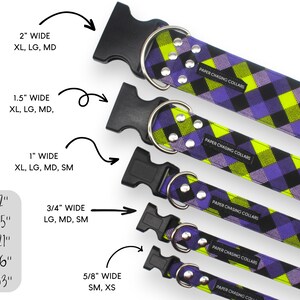 Pu&ograve; includere: Cinque collari per cani di diverse larghezze, che vanno da 1,6 cm a 5 cm. I collari sono realizzati in tessuto a quadri nero, viola e giallo con rivetti argentati e una fibbia in plastica nera. I collari sono etichettati con il nome del marchio "Paper Chasing Collars".