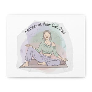 Op de afbeelding: Canvas print met een vrouw in een yogahouding, met de tekst "Wellness at Your Own Pace". De illustratie heeft een zacht kleurenpalet met pasteltinten. De vrouw draagt een groene top en een paarse broek.