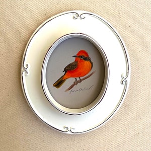 Kleines Originalgemälde eines kleinen roten Vogels, in einen Rahmen im Vintage-Look gerahmt