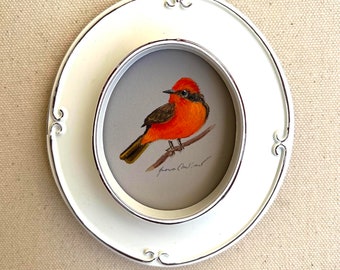 Petite peinture originale d'un petit oiseau rouge, encadrée dans un cadre d'aspect vintage