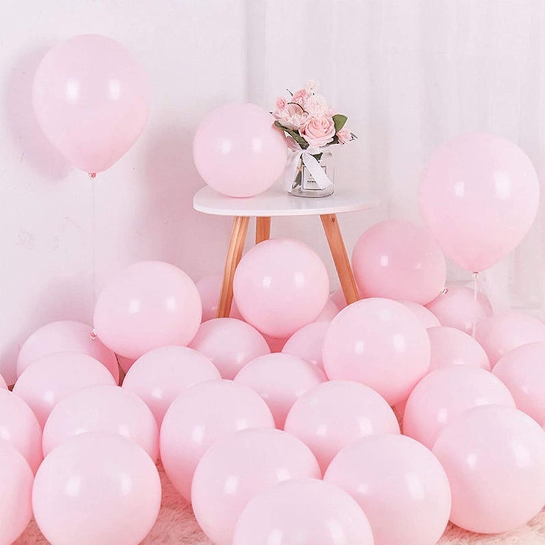 Ballons Dans Des Tons Pastel Délicats De Rose Et De Violet