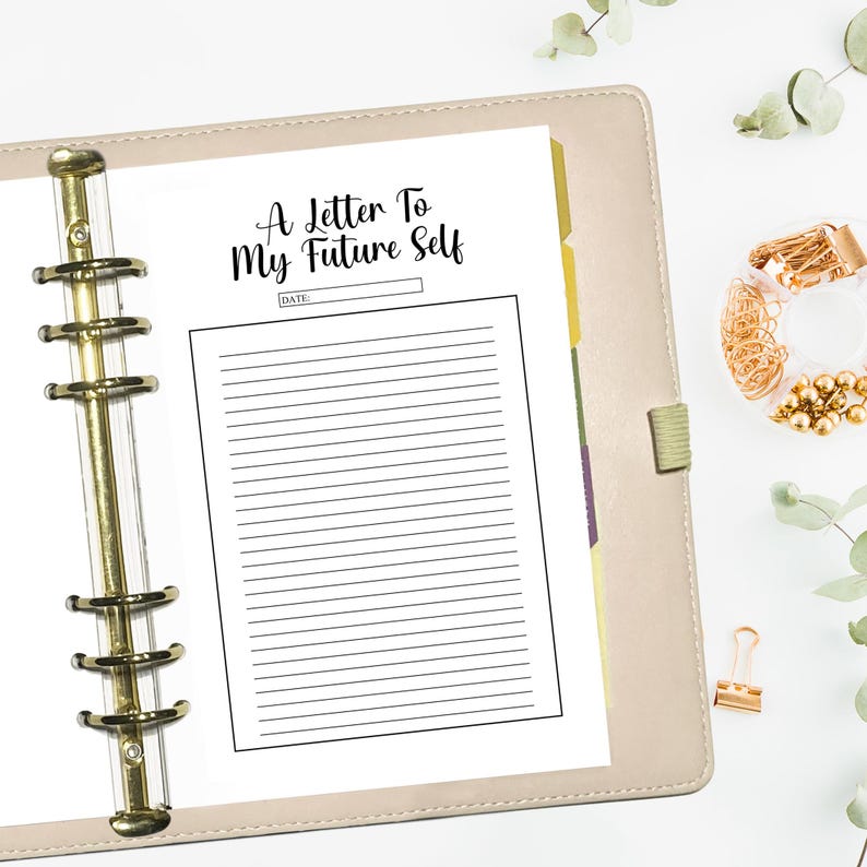 Pu&ograve; includere: Una pagina bianca con carta rigata in un raccoglitore beige. La pagina contiene il testo "A Letter To My Future Self" e una riga vuota per la data.
