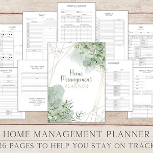 Peut inclure: Un planificateur de gestion de la maison vert et or avec un fond aquarelle et le texte "Home Management Planner" et "126 Pages to Help You Stay on Track!"