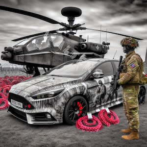 Op de afbeelding: Een zwart-wit gecamoufleerde Ford Focus RS met een rode klaprooskrans op de grond. Op de achtergrond is een militaire helikopter te zien.