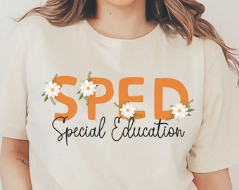 Può includere: Una maglietta beige con il testo "SPED Special Education" in lettere arancioni con accenti di margherita bianca.