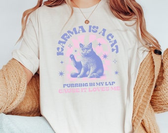 Karma ist ein Katzen-Shirt, Katzenliebhaber T-Shirt, Kätzchen T-Shirt, Lyric Merch, Katzenliebhaber Geschenk T-Shirt, Merch Outfit, Tierliebhaber Shirt, Karma T-Shirt, Frauen-T-Shirts