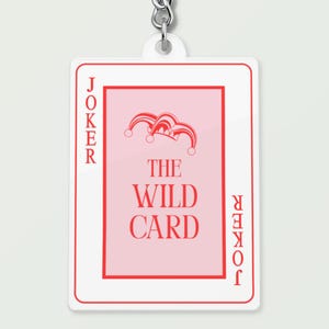 The Wild Card-sleutelhanger – Joker acrylsleutelhanger, grappig onvoorspelbaar cadeau, felroze speelkaartbedel, chaotisch meisje energieaccessoire