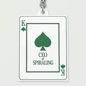 Spiraalvormige CEO-sleutelhanger - schoppenkoning acrylsleutelhanger, grappig ondernemerscadeau, losgeslagen Boss Babe-accessoire, groene speelkaartbedel
