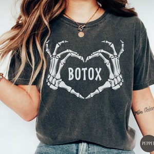 Camisa de Halloween esqueleto de distribuidor de Botox, camisa de inyector de enfermera estética espeluznante, camiseta cosmética RN NP para otoño, camisas de Halloween del equipo MedSpa