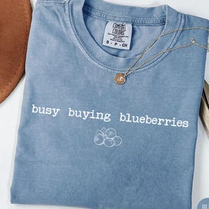 Camiseta de colores cómodos "Busy Buying Blueberries", camiseta de mamá conservadora, camiseta patriota republicana, camiseta de arándanos rojos y blancos, camiseta con cita de Kirk