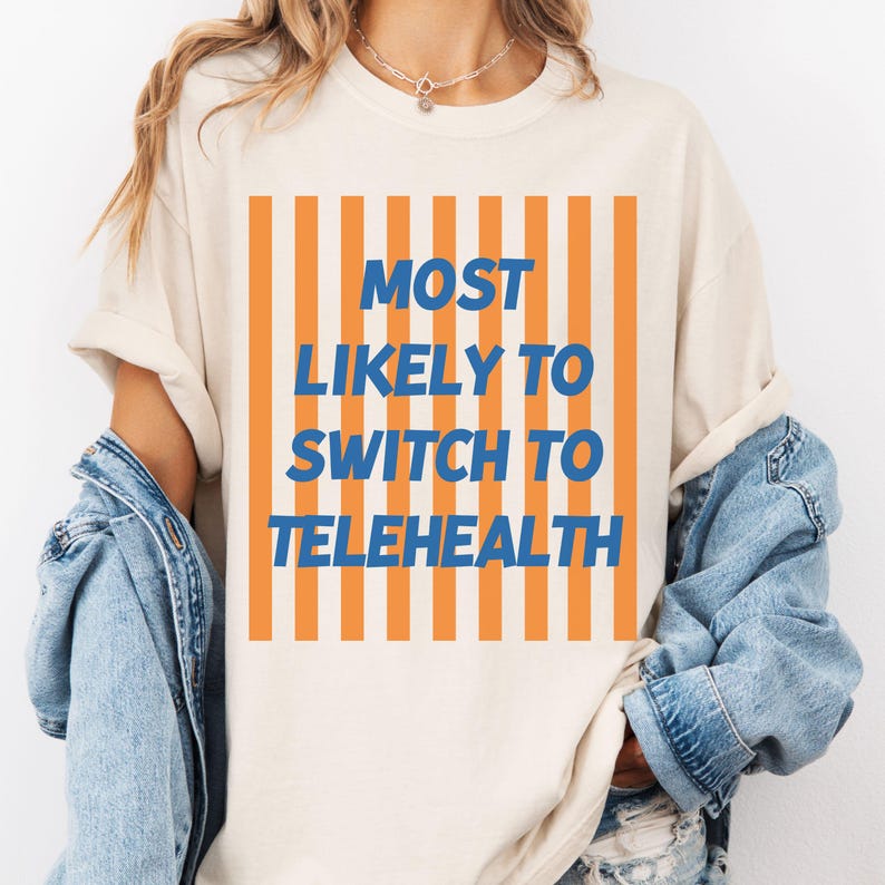 Op de afbeelding: Cr&egrave;mekleurig T-shirt met verticale oranje strepen en de blauwe tekst "MOST LIKELY TO SWITCH TO TELEHEALTH". Het shirt heeft een casual stijl, geschikt voor dagelijks gebruik.