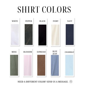 Op de afbeelding: Afbeelding met een kleurenkaart voor shirts, met tien verschillende kleuren: wit, peper, zwart, ivoor, marine, mos, bloesem, espresso, spijkerbroekblauw en chambray. De tekst "SHIRT COLORS" staat bovenaan.