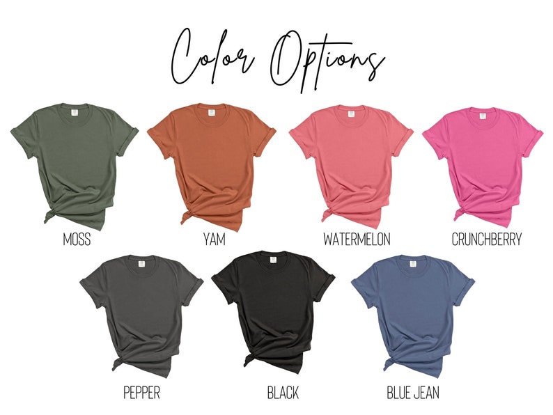 Puede incluir: Siete camisetas de diferentes colores mostradas sobre un fondo blanco. Los colores son verde musgo, naranja quemado, rosa sand&iacute;a, rosa fuerte, gris antracita, negro y azul vaquero.