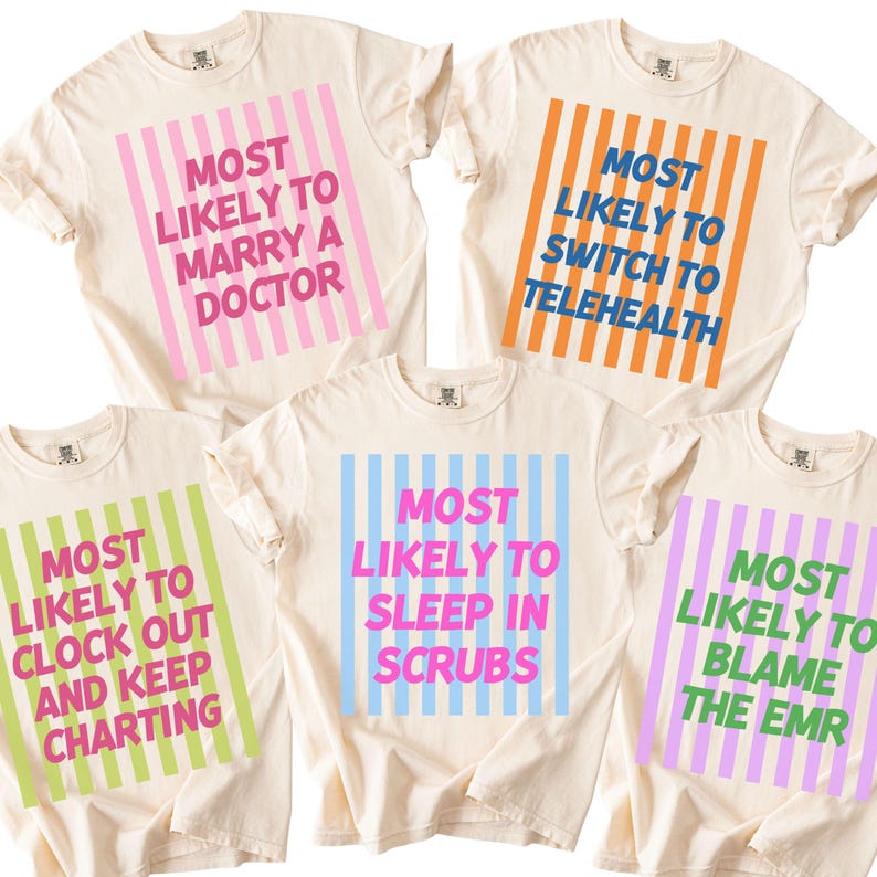 Op de afbeelding: Cr&egrave;mekleurige T-shirts met kleurrijke tekst. Zinnen zijn onder meer "Most Likely to Marry a Doctor", "Most Likely to Switch to Telehealth" en "Most Likely to Clock Out and Keep Charting". De shirts hebben streepjes.
