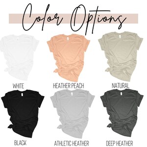 Op de afbeelding: Zes verschillende t-shirts in verschillende kleuren op een witte achtergrond. De kleuren zijn wit, heidekleurig, naturel, zwart, sportgrijs en donkergrijs.