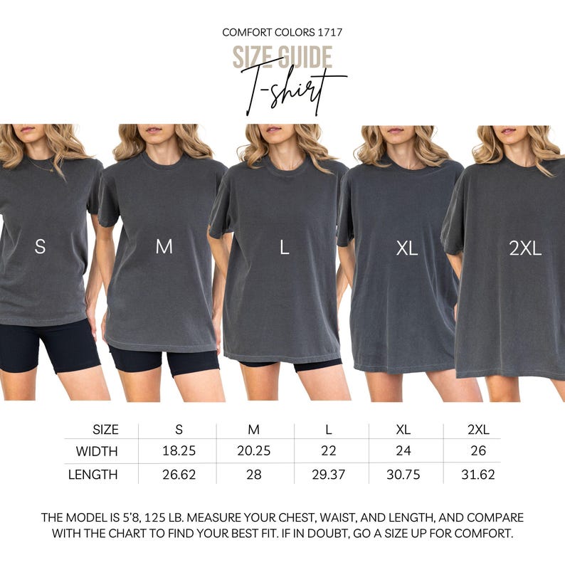 Op de afbeelding: Een maattabel voor een Comfort Colors 1717 t-shirt. De afbeelding toont vijf modellen die grijze t-shirts dragen in de maten S, M, L, XL en 2XL. Een tabel toont de breedte- en lengtematen in cm voor elke maat. De tekst adviseert om borst, taille en lengte te meten.