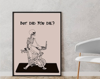 Könnte beinhalten: Eine Schwarzweißillustration eines Skeletts, das auf einem stationären Fahrrad fährt, mit dem Text "But did you die?" auf einem hellrosa Hintergrund.